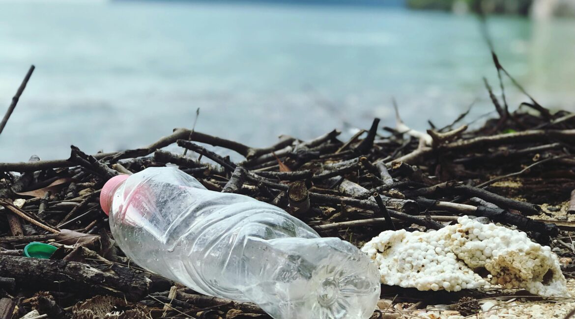 Basura plástica en playa